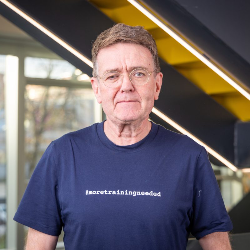 Dr Robert Lindsay